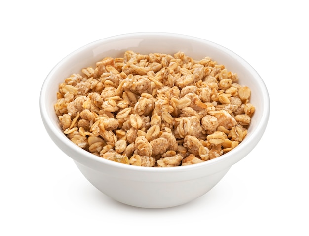 Granola, tazón de muesli crujiente aislado sobre fondo blanco.