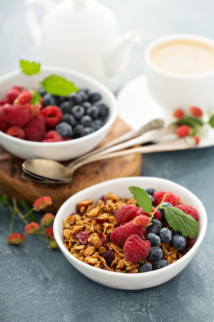 Granola und Beeren mit Kaffee