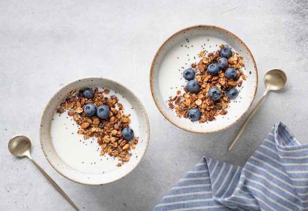 Granola con yogur y arándanos