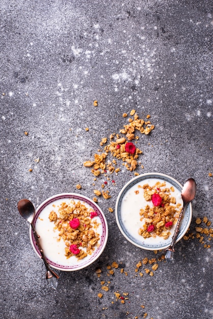 Granola con yogur y frambuesas secas.