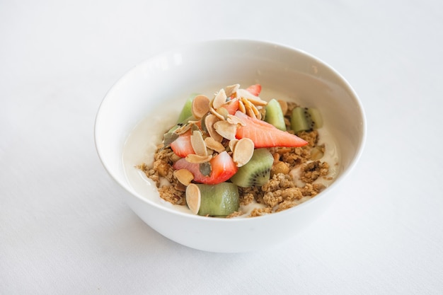 Granola con yogur y frutas fresas kiwi y nueces comida sana