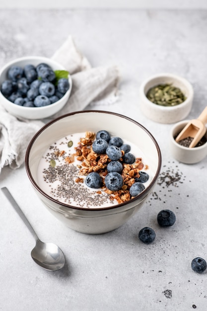 Granola con yogur y frutas frescas