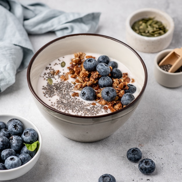 Granola con yogur y frutas frescas