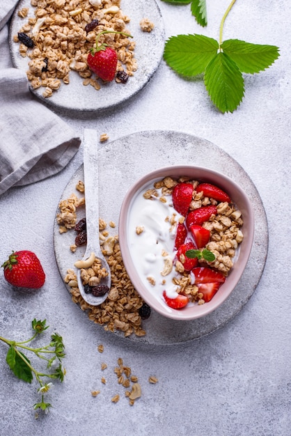 Granola con yogur griego y fresa