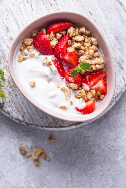 Granola con yogur griego y fresa