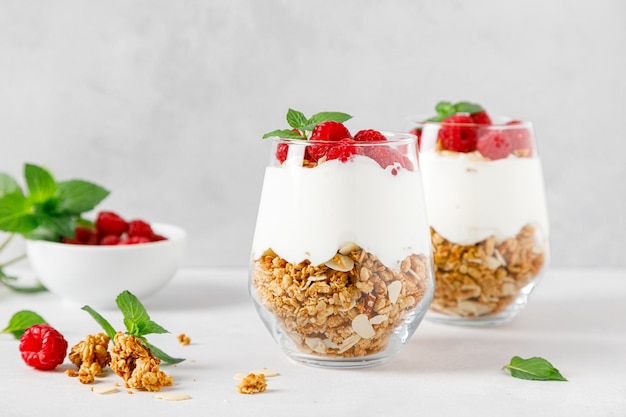 Granola con yogur natural blanco y frambuesa en vaso