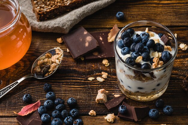 Granola con yogurt y arándanos