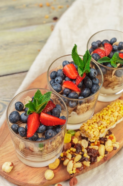 Granola, yogurt y fresas en frascos