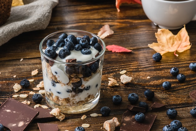 Granola con yogurt y frutas del bosque