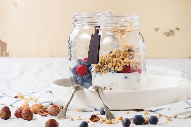 Granola con yogurt y frutas del bosque