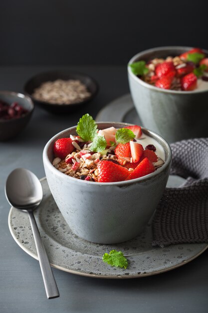 Granola y yogurt con semillas y fresa para el desayuno.