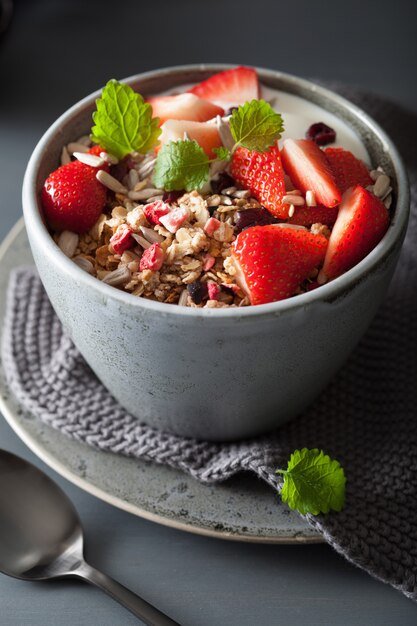 Granola y yogurt con semillas y fresa para el desayuno.