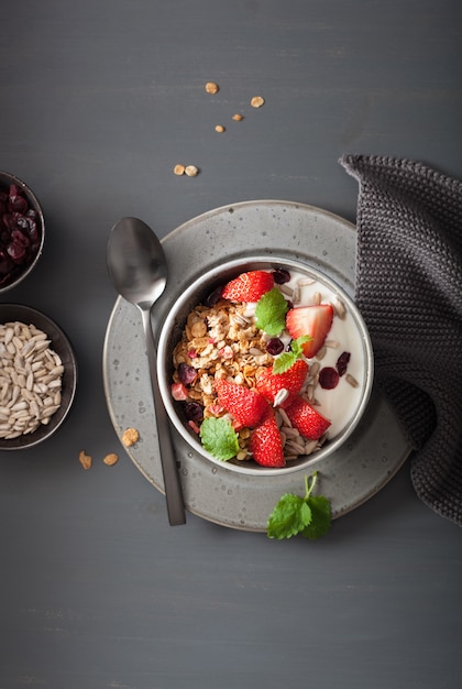 Granola y yogurt con semillas y fresa para el desayuno.