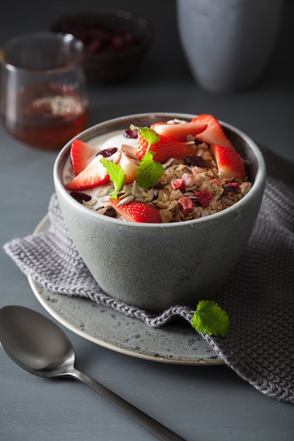 Granola y yogurt con semillas y fresa para el desayuno.