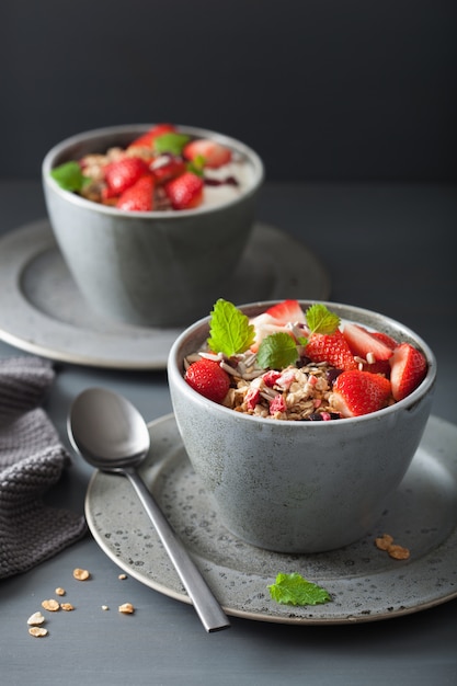 Granola y yogurt con semillas y fresa para el desayuno.