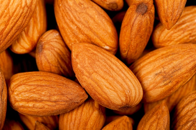 Granos de almendra en gran cantidad. De cerca.