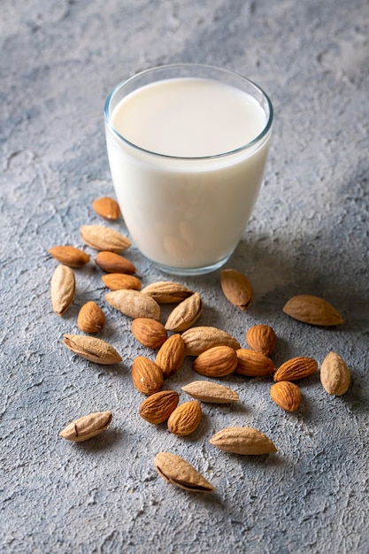 Granos de almendra y leche de almendra