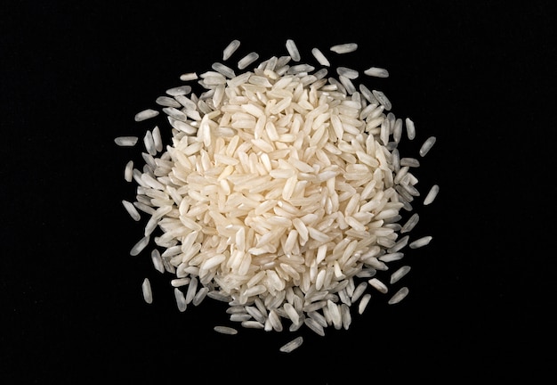 Granos de arroz aislado en negro