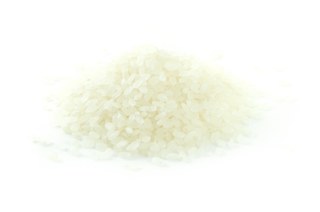 Granos de arroz aislado sobre fondo blanco.