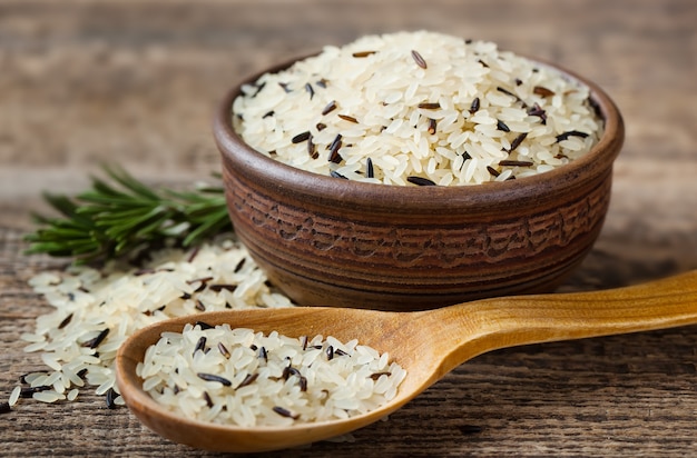 Granos de arroz crudo sobre un fondo blanco.