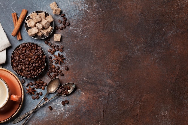 Granos y azúcar de la taza de café