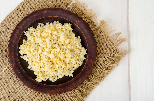 Granos de bulgur hervidos, plato de gachas vegetarianas