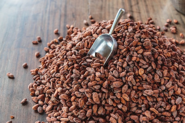 Granos de cacao crudo en una mesa de madera