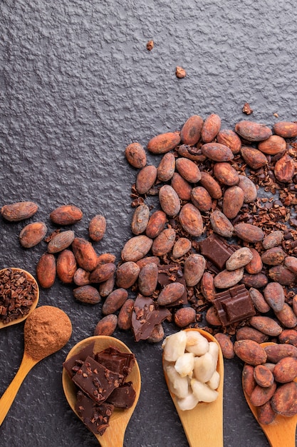 Granos de cacao y mazorcas de cacao sobre una superficie de madera