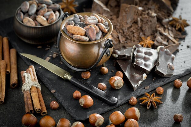 Granos de cacao sobre un fondo antiguo.