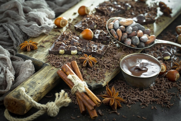 Granos de cacao sobre un fondo antiguo.