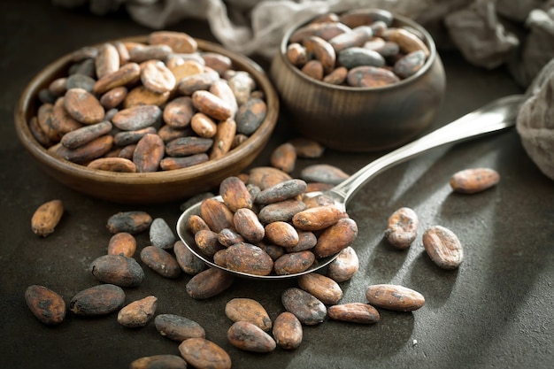 Granos de cacao sobre un fondo antiguo.