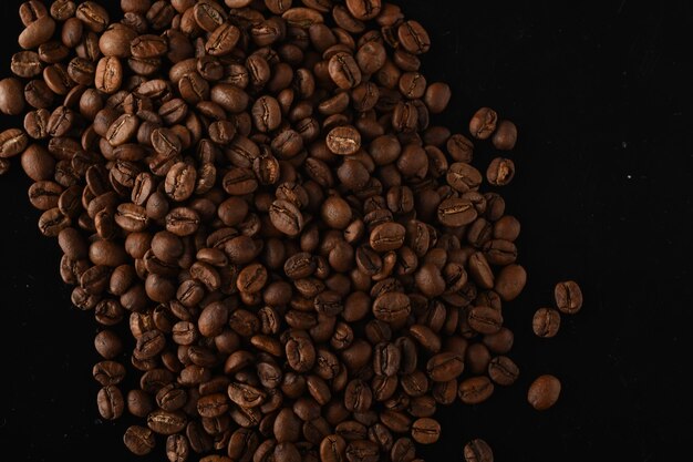 Granos de café aislado sobre un fondo negro