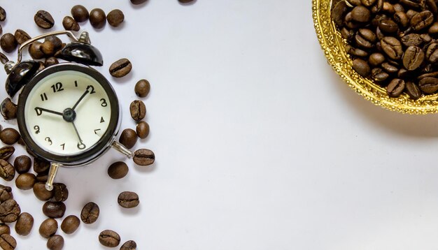 granos de café aislados sobre un fondo blanco con oro