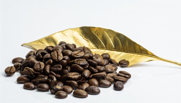 Foto granos de café aislados sobre un fondo blanco con oro