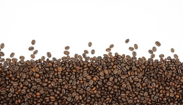 Foto granos de café aislados sobre fondo blanco