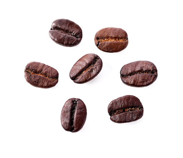 Granos de café aislados sobre un fondo blanco