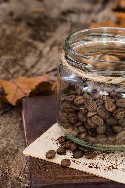 Foto granos de café de ángulo alto en tarro