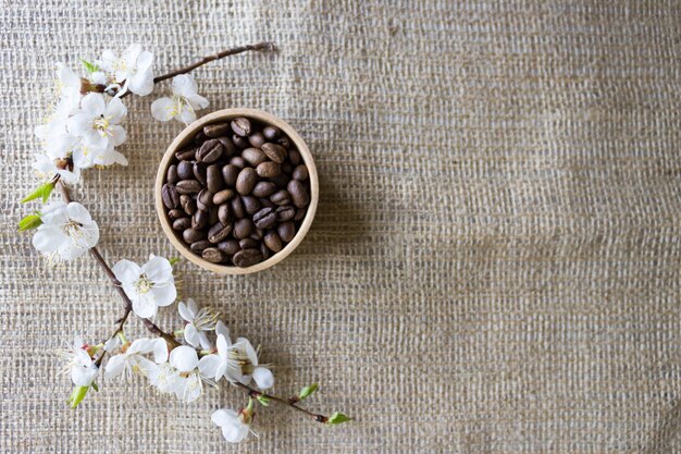 Granos de café con aroma a cereza, café natural.