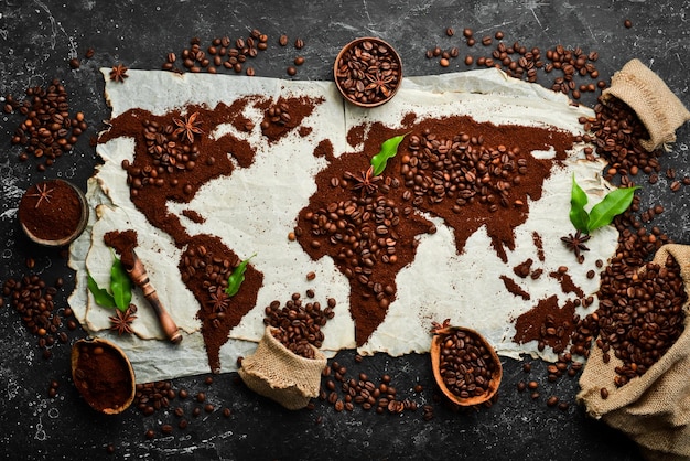 Granos de café aromáticos Conjunto de granos de café en forma de mapa del mundo Vista superior Sobre un fondo oscuro