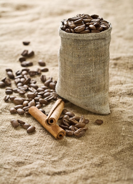 Granos de café en bolsa con canela