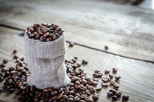 Granos de café en la bolsa de cilicio