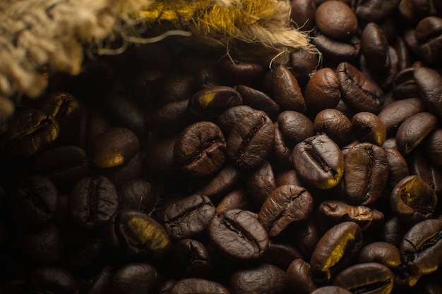 Granos de café en una bolsa