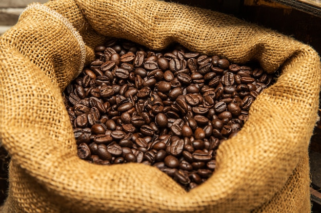 Granos de café en una bolsa