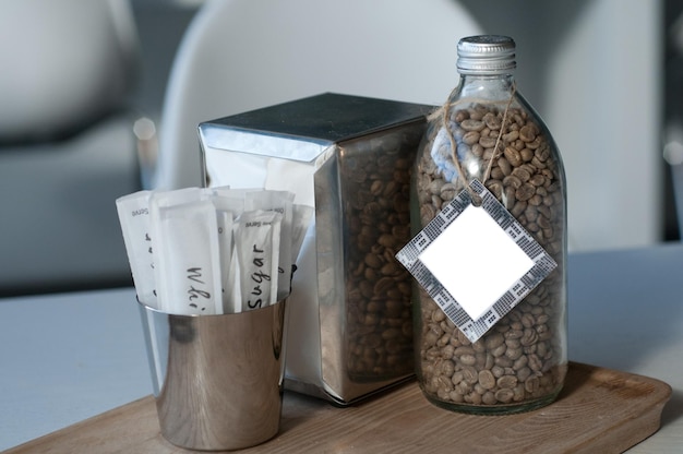 Foto granos de café en una botella pequeña en un café por la mañana
