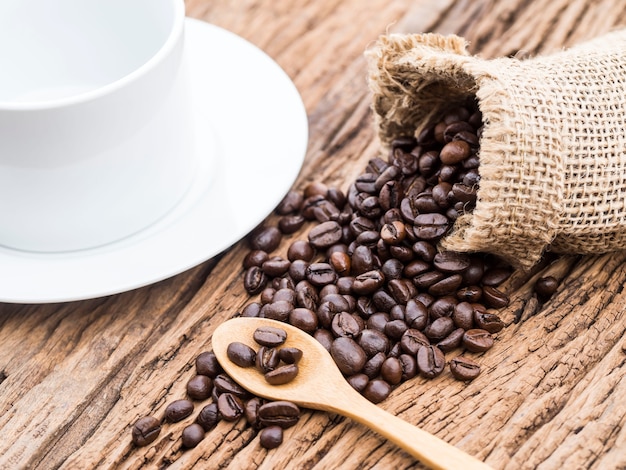 Los granos de café se caen de la bolsa de café