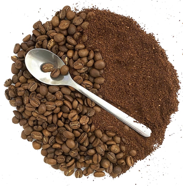 Granos de café café molido y una cuchara