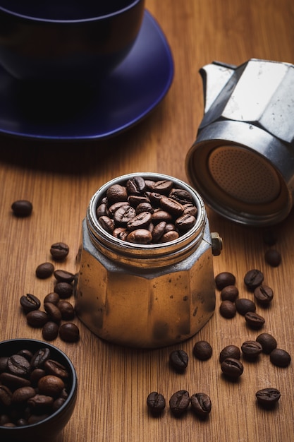 Granos de café en una cafetera géiser