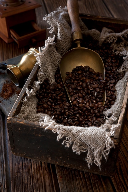 Granos de café en una caja vintage.