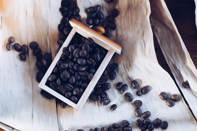 Granos de café en cajón de madera de cerca