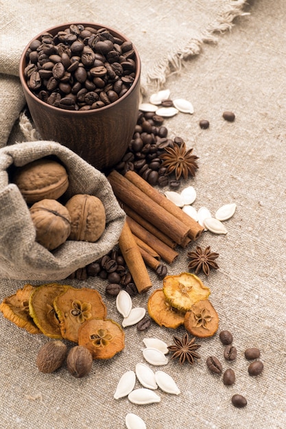 Granos de café, canela, anís estrellado, nueces, nuez moscada, frutos secos